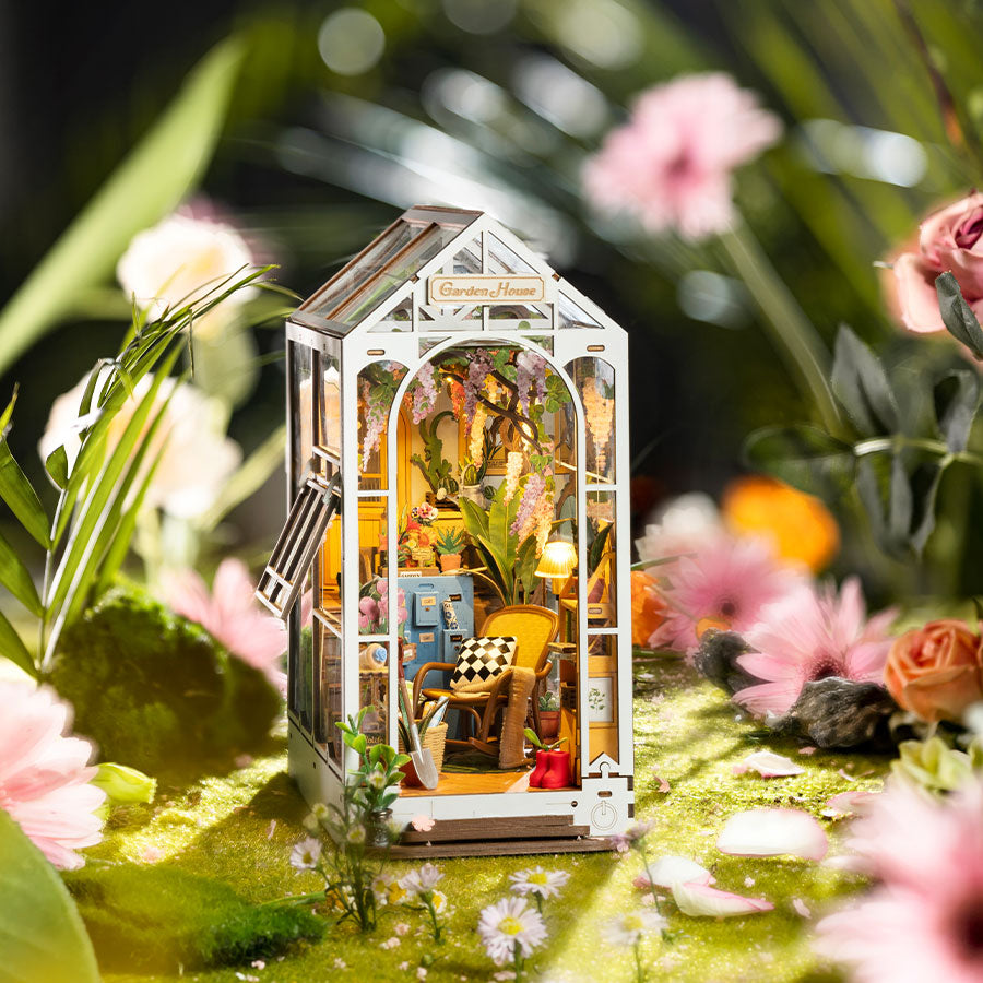 Rolife Holiday Garden House - DIY Book Nook Shelf Insert - TGB06