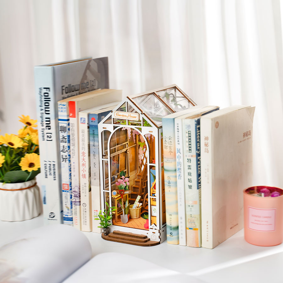 Rolife Holiday Garden House - DIY Book Nook Shelf Insert - TGB06