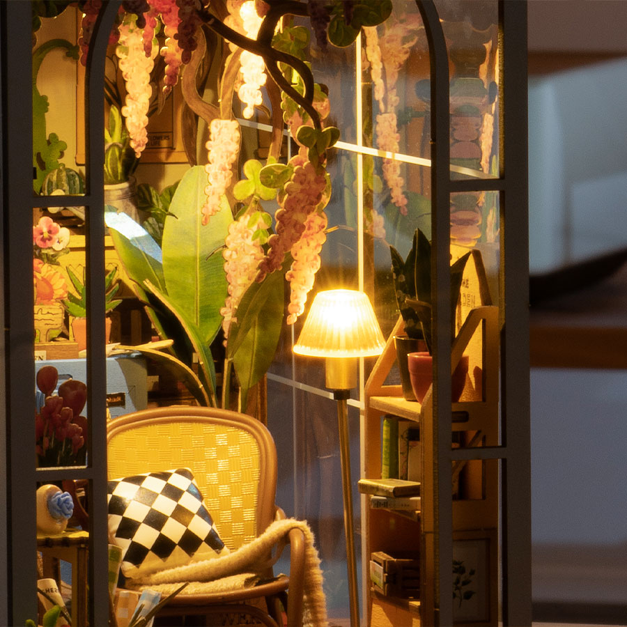 Rolife Holiday Garden House - DIY Book Nook Shelf Insert - TGB06